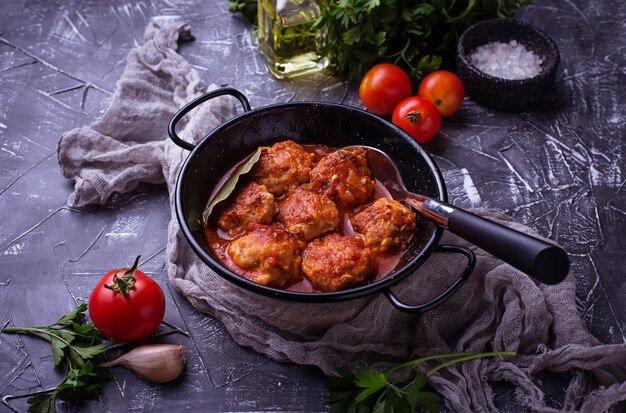 Polpette con salsa di pomodoro.