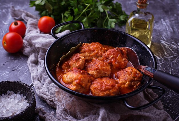 Polpette con salsa di pomodoro.