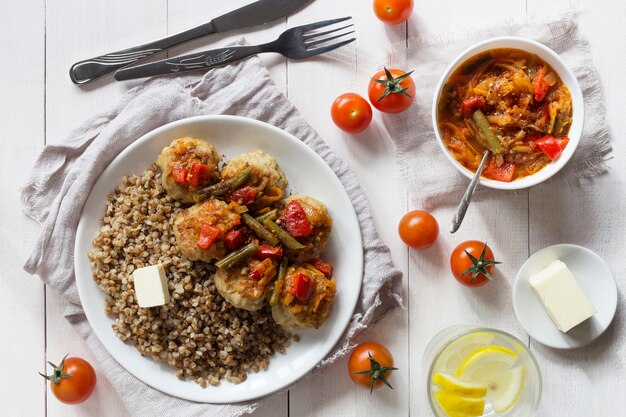 Polpette con salsa di verdure e grano saraceno