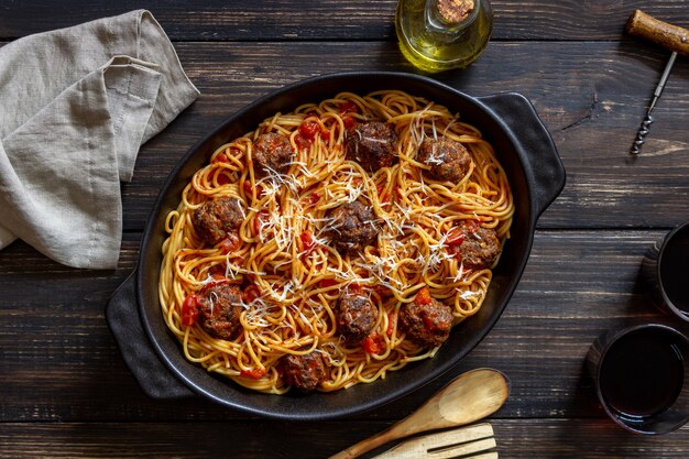 Polpette con spaghetti, salsa di pomodoro e parmigiano. Cucina italiana.