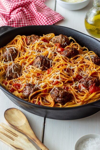 Polpette con spaghetti, salsa di pomodoro e parmigiano. Cucina italiana.