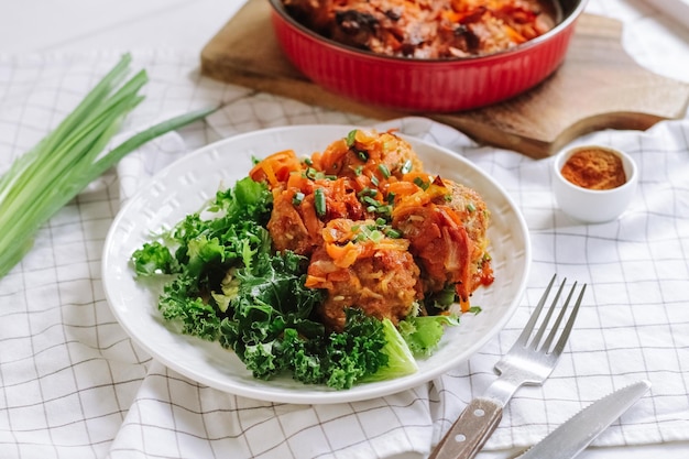 polpette con verdure e foglie di insalata