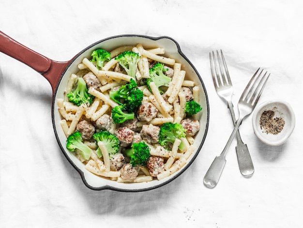 Polpette cremose di broccoli in padella su fondo leggero