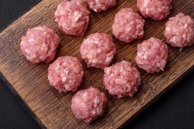 Polpette crude di carne macinata di manzo maiale o pollo con sale spezie ed erbe aromatiche