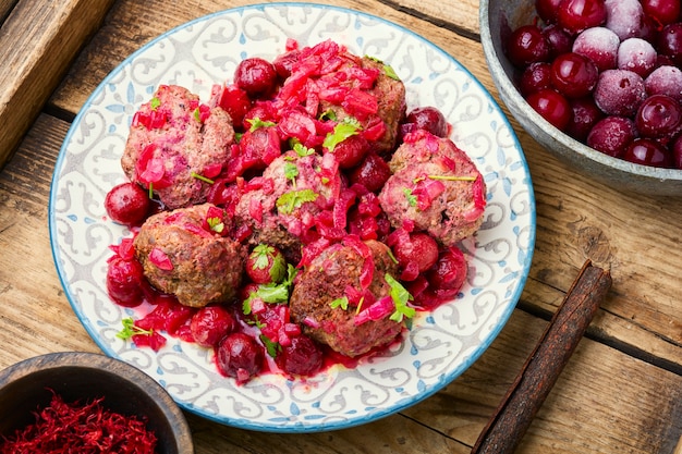 Polpette di agnello in salsa di ciliegie