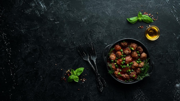 Polpette di carne al forno con salsa di pomodoro in padella Vista dall'alto Spazio di copia gratuito