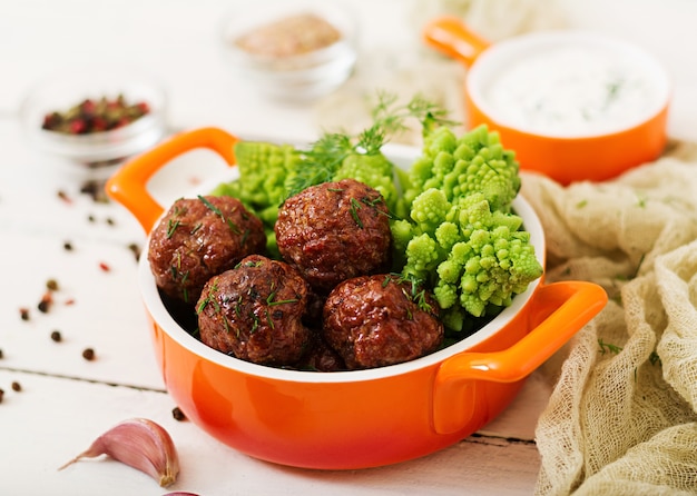 Polpette di carne al forno e guarnire da cavolo bollito romanesko. Menu dietetico Nutri adeguato