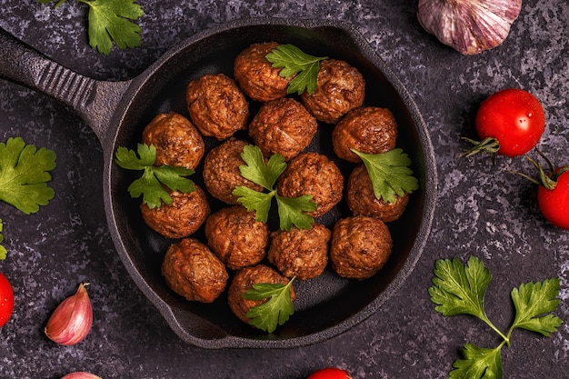 Polpette di carne arrosto con pomodori, aglio e prezzemolo