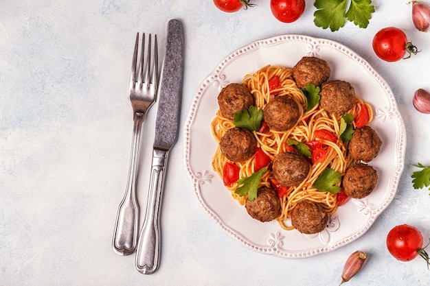 Polpette di carne arrosto con spaghetti