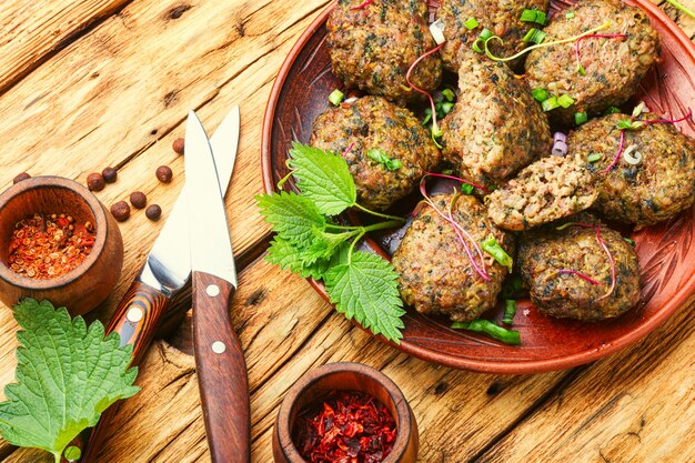 Polpette di carne con ortiche.