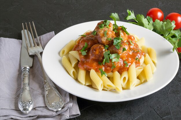 Polpette di carne con penne.