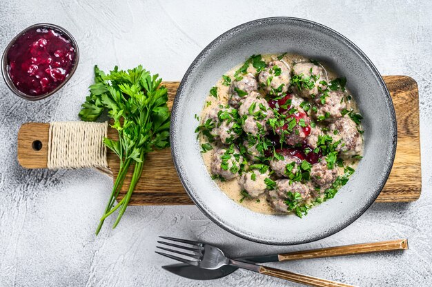 Polpette di carne macinata con salsa di panna su un piatto