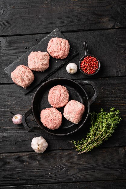 Polpette di carne macinata, su sfondo di tavolo in legno nero, vista dall'alto piatto