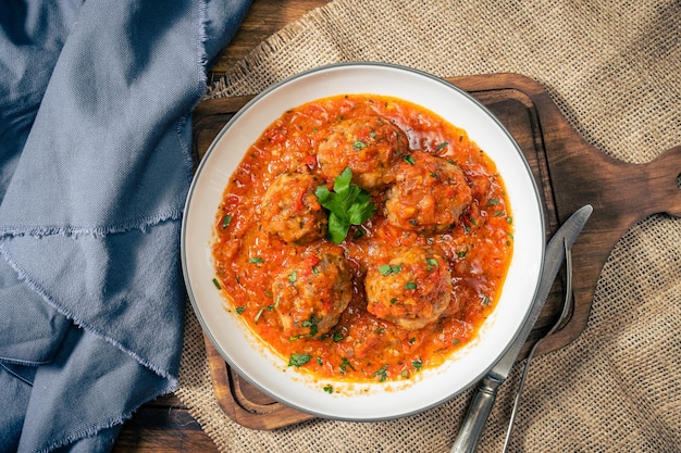 Polpette di carne o polpettone con salsa di pomodoro in un piatto rotondo. Vista dall'alto