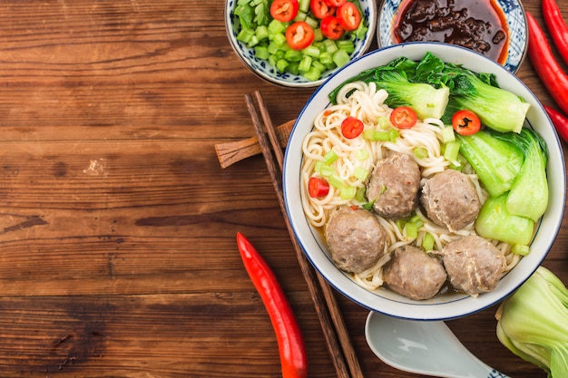 Polpette di cibo cinese servite con noodles,
