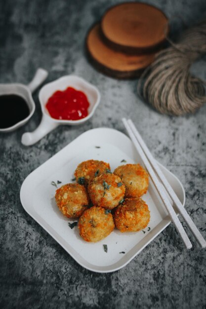 Polpette Di Formaggio Croccanti Con Salsa Piccante Cibo Indonesiano E Snack