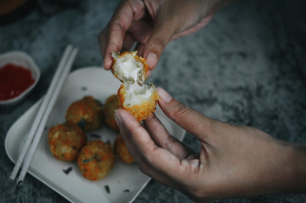 Polpette Di Formaggio Croccanti Con Salsa Piccante Cibo Indonesiano E Snack