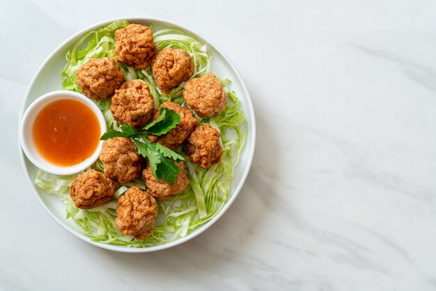 Polpette di gamberi bolliti con salsa piccante