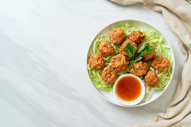 Polpette di gamberi bolliti con salsa piccante