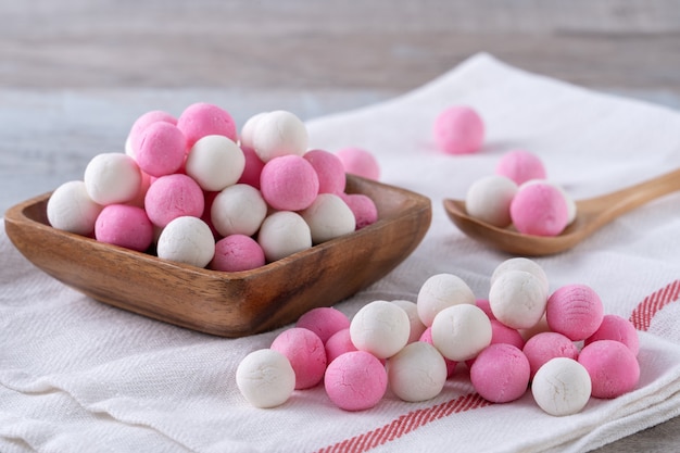 Polpette di gnocco di riso glutinoso tangyuan bianco e rosso crudo sulla tavola di legno