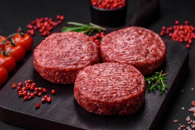 Polpette di hamburger di manzo macinato crudo fresco con sale e spezie