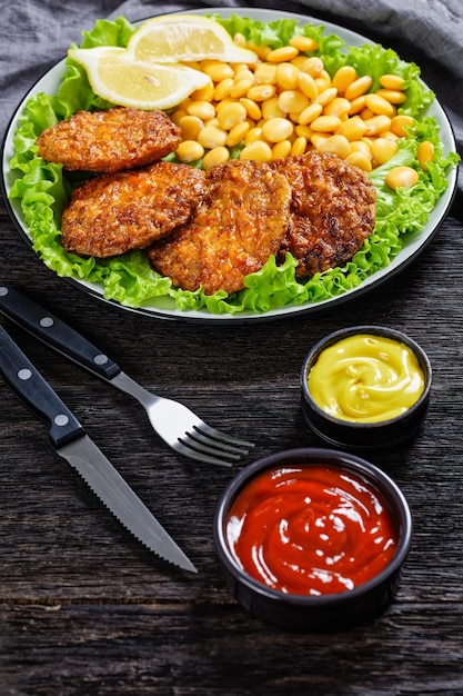 Polpette di maiale al forno con fagioli di lupino su un piatto