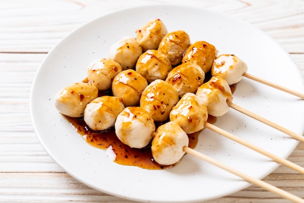 polpette di maiale alla griglia con salsa di peperoncino dolce