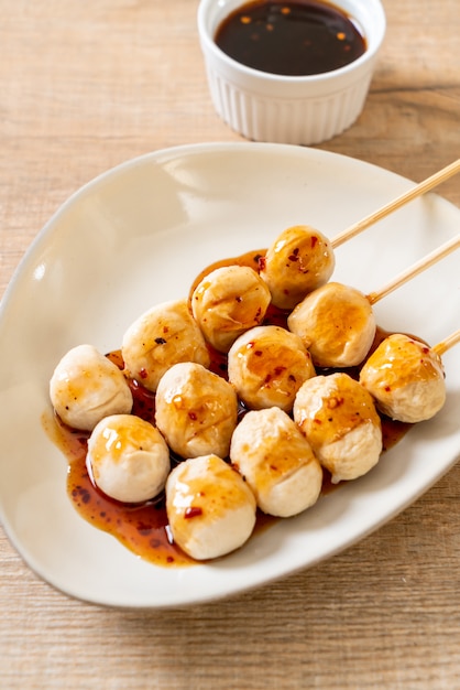 polpette di maiale alla griglia con salsa di peperoncino dolce