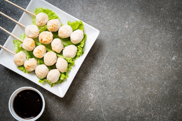 polpette di maiale alla griglia con salsa di peperoncino dolce