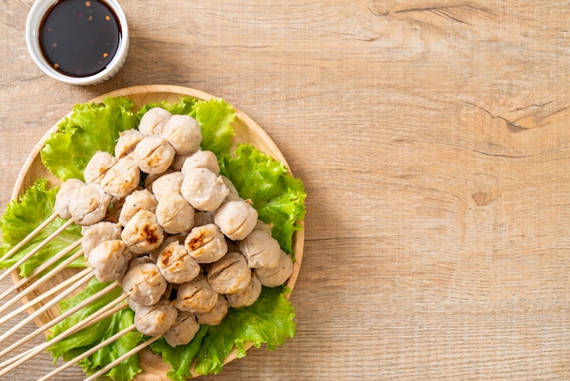 polpette di maiale alla griglia con salsa di peperoncino dolce