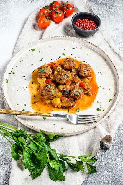 Polpette di maiale con salsa di pomodoro e verdure