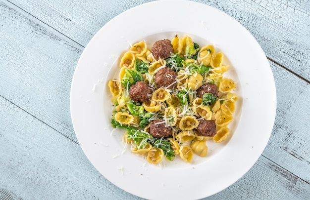 Polpette di manzo con pasta, cavolo riccio e pinoli