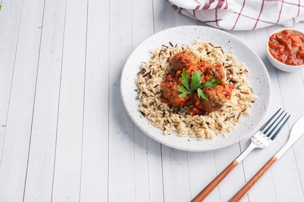 Polpette di manzo e riso integrale su un piatto.