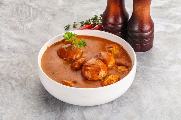 Polpette di manzo fatte in casa con salsa di pomodoro