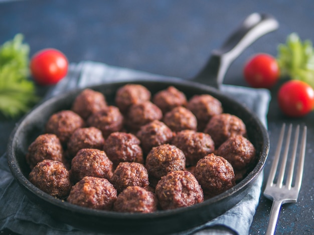 Polpette di manzo fatte in casa in padella di ghisa