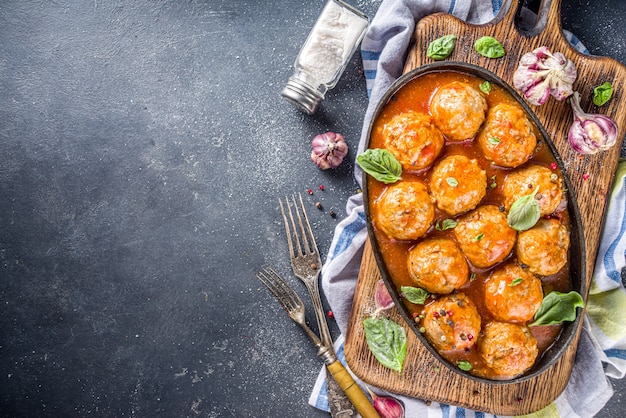 Polpette di manzo fatte in casa in salsa di pomodoro marinara.