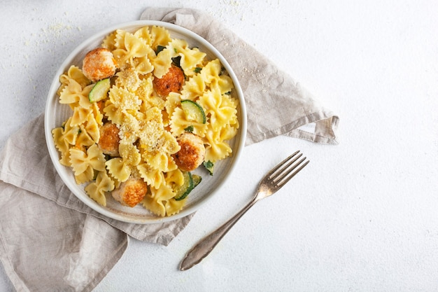 polpette di pasta di zucchine sul tavolo