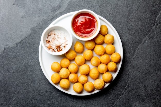 Polpette di patate fritte con salsa di pomodoro