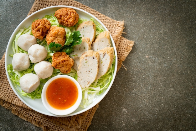 Polpette di pesce bollite, polpette di gamberetti e salsiccia di pesce cinese con salsa piccante