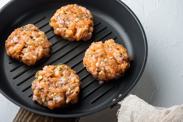 Polpette di pesce crudo con filetto di salmone e citronella