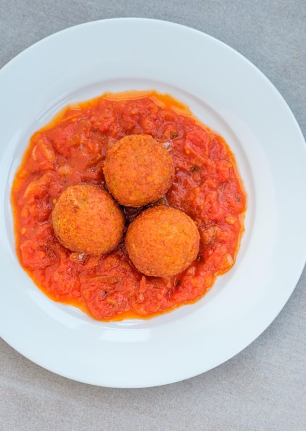 Polpette di pesce nel piatto