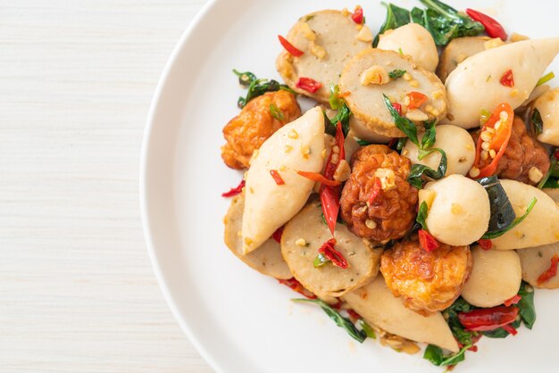 Polpette di pesce saltate in padella con erbe aromatiche