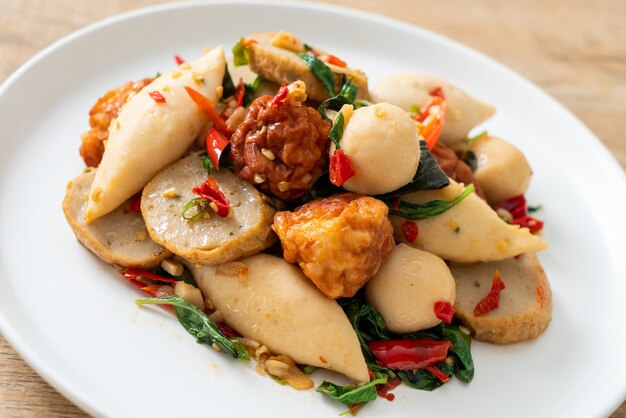 Polpette di pesce saltate in padella con erbe aromatiche