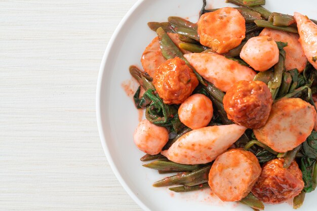 Polpette di pesce saltate in padella con salsa Yentafo - Cucina asiatica