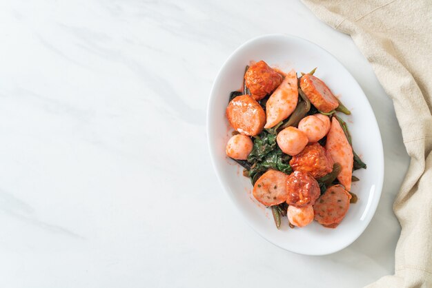 Polpette di pesce saltate in padella con salsa Yentafo - Cucina asiatica