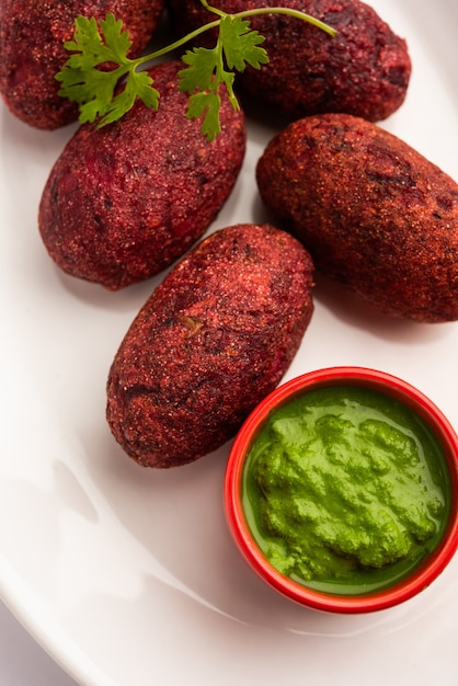 Polpette di radice di barbabietola o cotoletta o tikki serviti con chutney verde