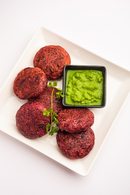 Polpette di radice di barbabietola o cotoletta o tikki serviti con chutney verde