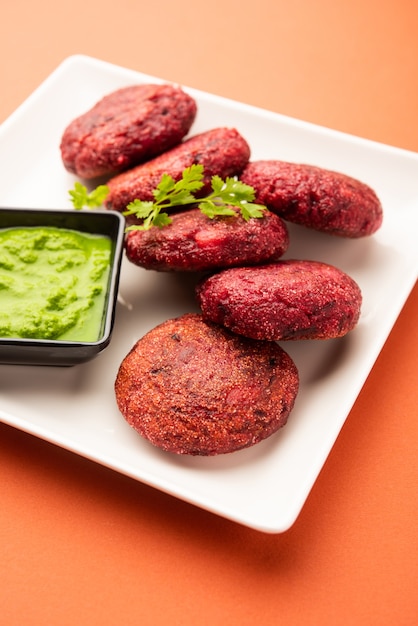 Polpette di radice di barbabietola o cotoletta o tikki serviti con chutney verde