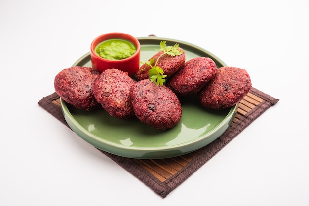 Polpette di radice di barbabietola o cotoletta o tikki serviti con chutney verde