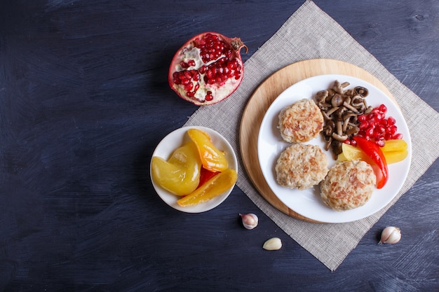 Polpette di riso con funghi, peperoni e semi di melograno